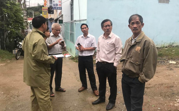 Từ chiều 2-1 đến s&aacute;ng 3-1, l&atilde;nh đạo Sở X&acirc;y dựng hai lần đến ghi nhận hiện tượng nứt, đổ của tường th&agrave;nh.