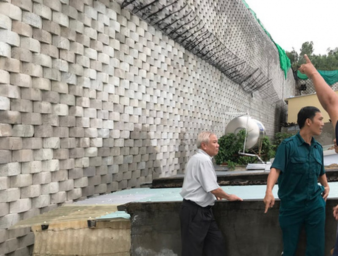 &Ocirc;ng L&ecirc; Văn Dẽ, Gi&aacute;m đốc Sở X&acirc;y dựng&nbsp;Kh&aacute;nh H&ograve;a&nbsp;kiểm tra, ghi nhận hiện tượng nứt đổ của tường th&agrave;nh.