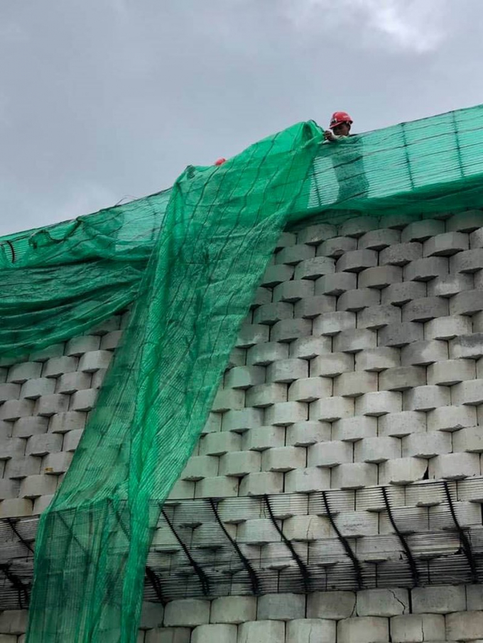 Chủ đầu tư vội v&agrave;ng cho nh&acirc;n c&ocirc;ng d&ugrave;ng bạt che lấp c&aacute;c mảng tường bị nứt, vỡ.