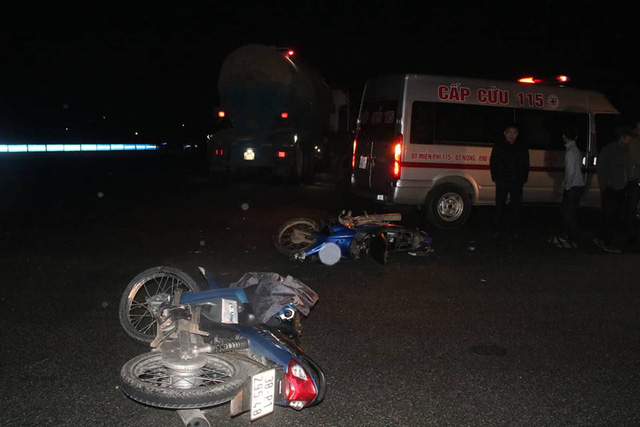 C&uacute; va chạm mạnh khiến người điều khiển chiếc xe m&aacute;y BKS 38P1-295.48 tử vong tại chỗ. Người điều khiển xe m&aacute;y BKS 38F9-7533 bị thương nặng được đưa đi viện cấp cứu.
