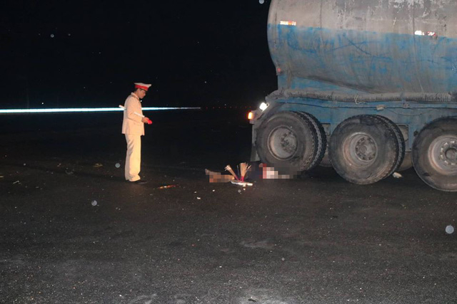 Sau khi xảy ra vụ tai nạn, t&agrave;i xế l&aacute;i xe bồn rời khỏi hiện trường n&ecirc;n lực lượng chức năng chưa x&aacute;c định được danh t&iacute;nh.