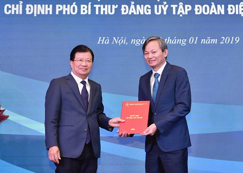 Ph&oacute; Thủ tướng Trịnh Đ&igrave;nh Dũng trao Quyết định bổ nhiệm Th&agrave;nh vi&ecirc;n HĐTV Tập đo&agrave;n Điện lực Việt Nam cho &ocirc;ng Trần Đ&igrave;nh Nh&acirc;n. (Ảnh: VGP/Nhật Bắc)