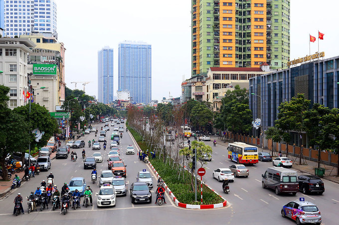 Hồi cuối năm 2017, H&agrave; Nội đ&atilde; chi h&agrave;ng chục tỷ đồng để x&eacute;n thảm cỏ, dải ph&acirc;n c&aacute;ch giữa đường Nguyễn Ch&iacute; Thanh. Đ&acirc;y từng l&agrave; một trong những tuyến phố đẹp nhất thủ đ&ocirc; với thảm cỏ, c&acirc;y xanh rộng 20 m.