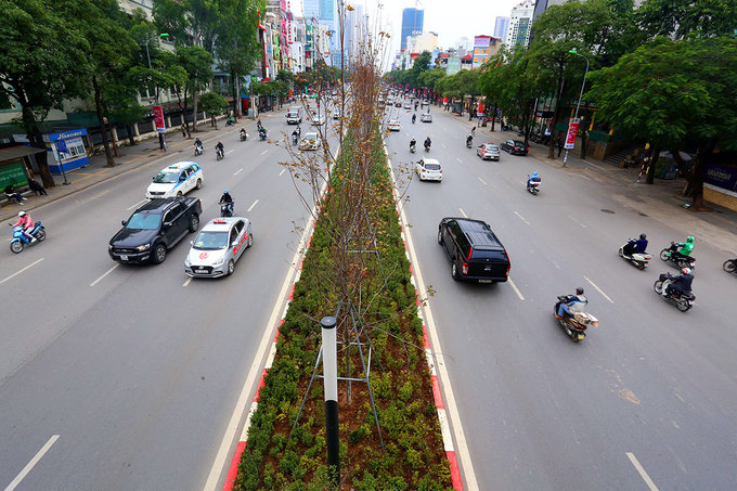 Cuối năm 2015, H&agrave; Nội x&eacute;n mở rộng h&agrave;ng loạt tuyến đường như Phạm H&ugrave;ng, Khuất Duy Tiến v&agrave; Trần Duy Hưng với kinh ph&iacute; h&agrave;ng chục tỷ đồng. Trong đ&oacute;, đường Trần Duy Hưng được ph&aacute; bỏ khu vực c&acirc;y xanh v&agrave; thảm cỏ rộng cả chục m&eacute;t. Sau khi mở rộng, tuyến đường n&agrave;y từ 4 l&agrave;n xe đ&atilde; th&agrave;nh 8 l&agrave;n xe.