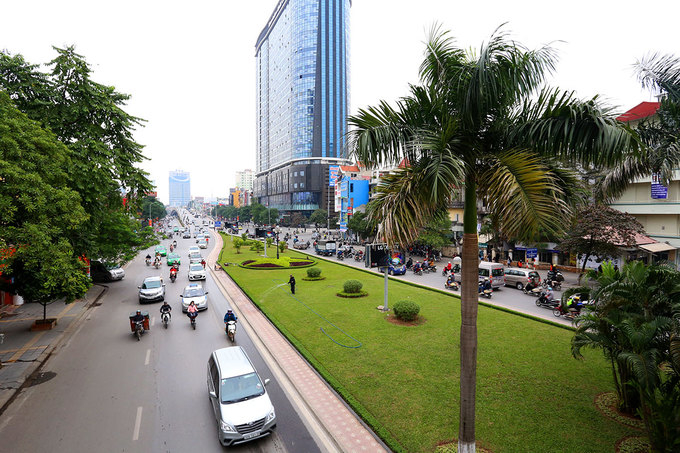 Những tuyến phố được x&eacute;n thảm cỏ, mở rộng đường ở thủ đ&ocirc;