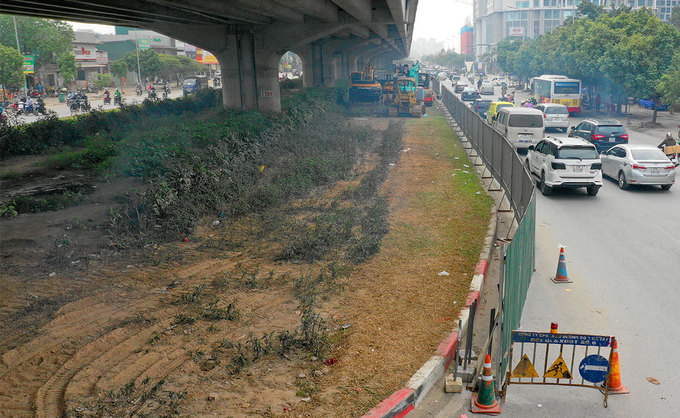Từ ng&agrave;y 1/1, H&agrave; Nội bắt đầu thi c&ocirc;ng x&eacute;n thảm cỏ để mở rộng h&agrave;ng loạt tuyến đường Khuất Duy Tiến, Phạm H&ugrave;ng, Nguyễn Xiển thuộc hệ thống đường V&agrave;nh đai 3 dưới thấp; chiều d&agrave;i dự &aacute;n n&agrave;y khoảng 8 km với tổng mức đầu tư 100 tỷ đồng.&nbsp;Ngo&agrave;i ra, H&agrave; Nội cũng chi 25 tỷ đồng x&eacute;n mở rộng khoảng 4 km đường L&aacute;ng (v&agrave;nh đai 2). Dự kiến việc x&eacute;n thảm cỏ, vỉa h&egrave; c&aacute;c tuyến đường n&agrave;y sẽ ho&agrave;n th&agrave;nh trước Tết Nguy&ecirc;n đ&aacute;n 2019.