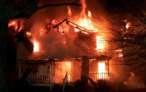 Mâu thuẫn tiền bạc, người phụ nữ châm lửa đốt con trai người tình