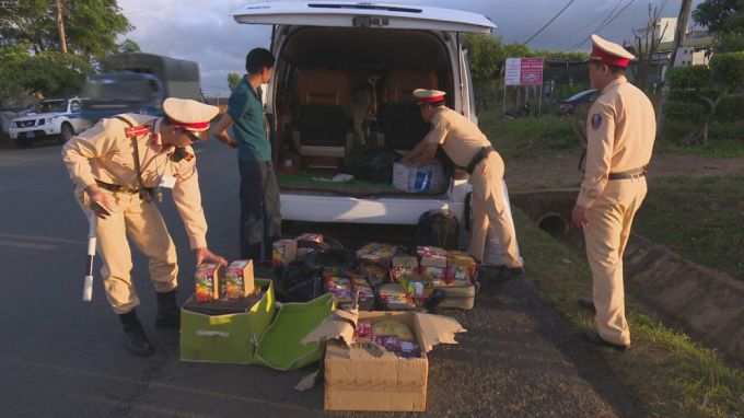 Số ph&aacute;o lậu m&agrave; cơ quan chức năng bắt giữ.