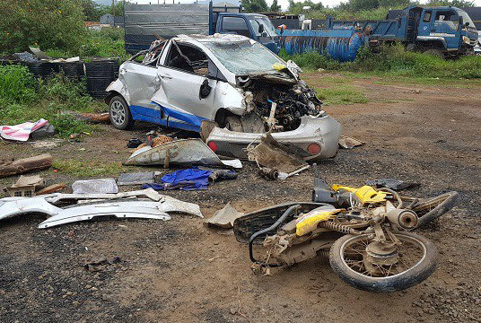 Chiếc taxi c&ugrave;ng xe m&aacute;y hư hỏng nặng sau va chạm.