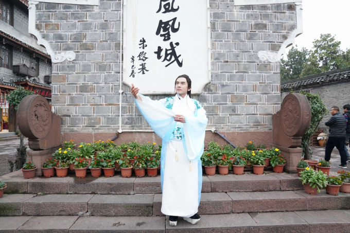 Những h&igrave;nh ảnh mới nhất, kh&aacute;n giả kh&ocirc;ng khỏi th&iacute;ch th&uacute; khi được gặp lại tuổi thơ m&igrave;nh với h&igrave;nh ảnh nam ca sĩ diện trang phục cổ trang trong MV mới.&nbsp;