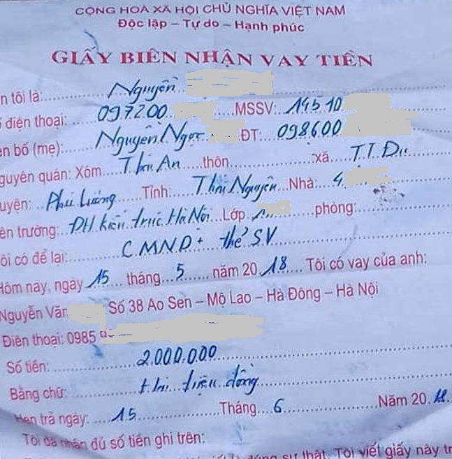 Giấy bi&ecirc;n nhận vay tiền nạn nh&acirc;n để lại b&ecirc;n bờ suối.