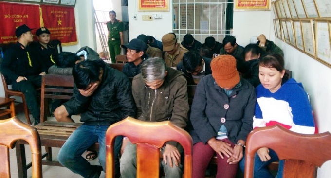 C&aacute;c đối tượng tham gia đ&aacute;nh bạc bị bắt giữ.