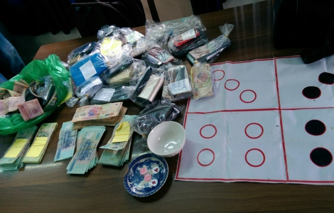 Tang vật thu giữ của c&aacute;c đối tượng.