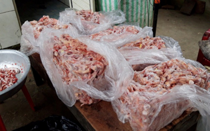 Ti&ecirc;u hủy hơn 100 kg ch&acirc;n g&agrave; tẩy trắng kh&ocirc;ng nguồn gốc