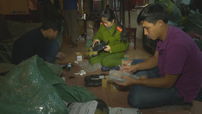 Lực lượng C&ocirc;ng an đang tiến h&agrave;nh kiểm đếm số h&agrave;ng ho&aacute; bị bắt giữ.