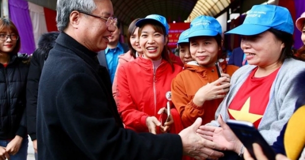 Thường trực Ban Bí thư dự ‘Tết sum vầy’ với công nhân Bắc Giang