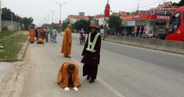 Hai nhà sư “tam bộ nhất bái” từ Cà Mau ra Quảng Ninh đã đến Nghệ An