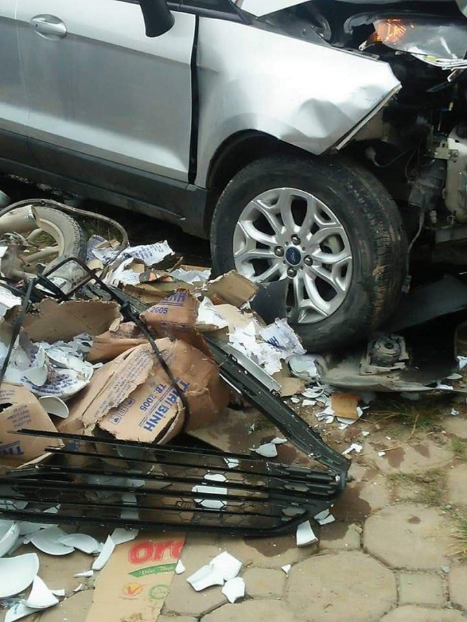 Chiếc xe g&acirc;y tai nạn chỉ dừng lại khi đ&acirc;m h&agrave;ng loạt xe m&aacute;y b&ecirc;n đường.