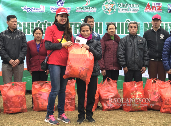 Đại diện c&aacute;c c&ocirc;ng ty du lịch tặng qu&agrave; cho gia đ&igrave;nh c&oacute; ho&agrave;n cảnh kh&oacute; khăn tr&ecirc;n địa b&agrave;n huyện Bắc Sơn