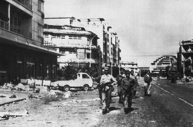 C&aacute;c chiến sĩ qu&acirc;n t&igrave;nh nguyện Việt Nam tuần tra tr&ecirc;n đường phố Phnom Penh ng&agrave;y 7/1/1979. (Nguồn:&nbsp;vnexpress.net).