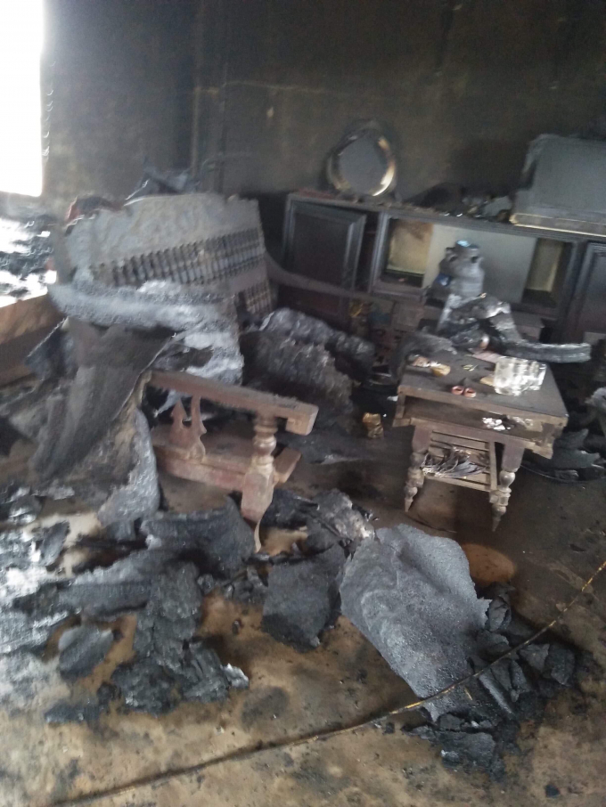 Căn nh&agrave; c&ugrave;ng nhiều đồ đạc bị ch&aacute;y rụi &ocirc;ng Quế nghi do kẻ gian ph&oacute;ng hỏa.