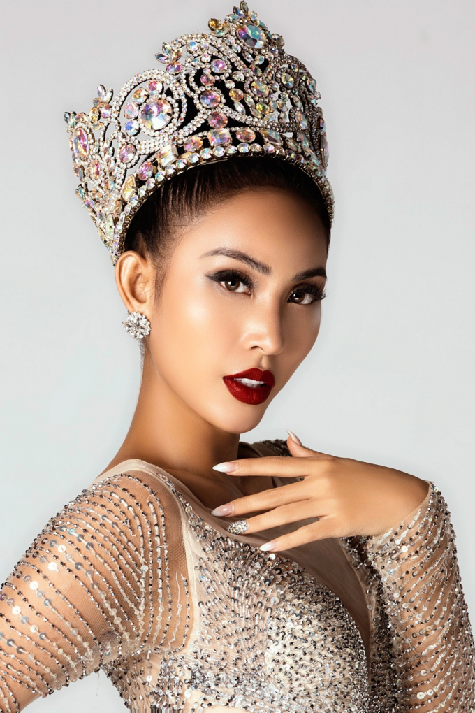 Nh&igrave;n h&igrave;nh thể quyến rũ, nụ cười tươi v&agrave; thần th&aacute;i cuốn h&uacute;t của&nbsp;Trương&nbsp;Hằng&nbsp;tr&ecirc;n s&acirc;n khấu thật kh&oacute; tin l&agrave; c&ocirc; đ&atilde; c&oacute; nhiều năm tập trung kinh doanh v&agrave; vắng b&oacute;ng khỏi l&agrave;ng nghệ thuật Việt.