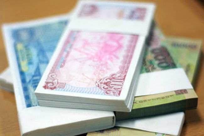 Ph&iacute; đổi tiền mệnh gi&aacute; 500 đồng l&ecirc;n tới 400%.