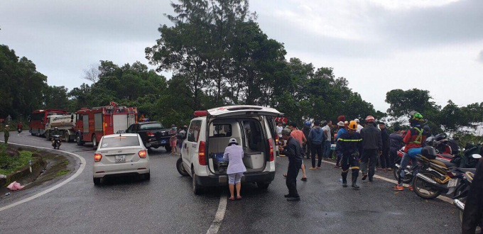 C&aacute;c lực lượng chức năng được điều đến đưa người bị nạn đi cấp cứu v&agrave; giải cứu chiếc xe dưới vực. (Ảnh: Ngọc Rạng)