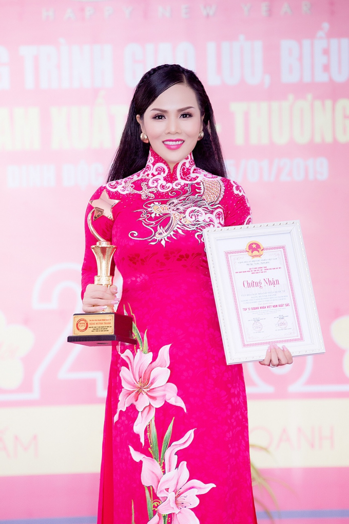 Chị c&ograve;n l&agrave;&nbsp;Top 12 Doanh nh&acirc;n Việt Nam xuất sắc 2018.