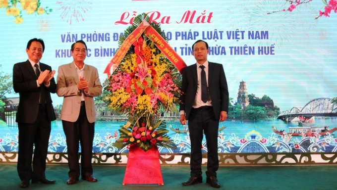 Ph&oacute; Tổng bi&ecirc;n tập thường trực Đặng Ngọc Luyến trao quyết định bổ nhiệm Trưởng VPĐD B&igrave;nh Trị Thi&ecirc;n cho nh&agrave; b&aacute;o Nguyễn Quang T&aacute;m v&agrave; &ocirc;ng B&ugrave;i Thanh H&agrave;, Ph&oacute; B&iacute; thư Thường trực Tỉnh ủy tỉnh Thừa Thi&ecirc;n &ndash; Huế tặng hoa ch&uacute;c mừng B&aacute;o PLVN v&agrave; VPĐD.