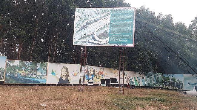 Những pano quảng c&aacute;o một &ldquo;khu đ&ocirc; thị tiện nghi&rdquo;. Thực tế chỉ c&oacute; một đoạn đường nhựa v&agrave; v&agrave;i c&acirc;y cột điện kh&ocirc;ng c&oacute; d&acirc;y.