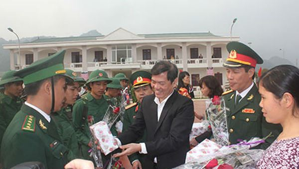 Tặng qu&agrave; thanh ni&ecirc;n th&agrave;nh phố Lai Ch&acirc;u l&ecirc;n đường nhập ngũ. Ảnh: Thế Th&agrave;nh