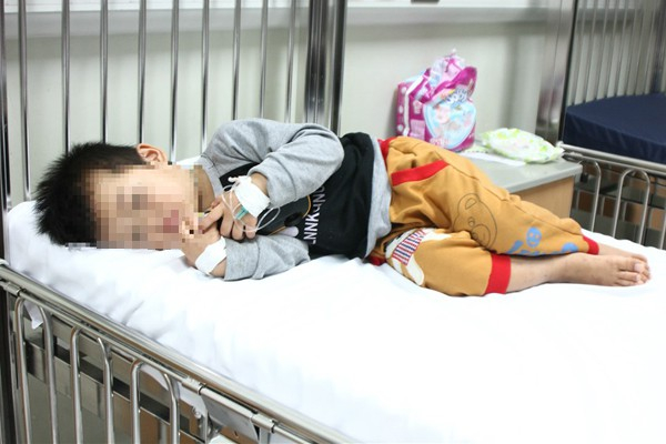 B&eacute; H. vẫn đang được theo d&otilde;i tại bệnh viện