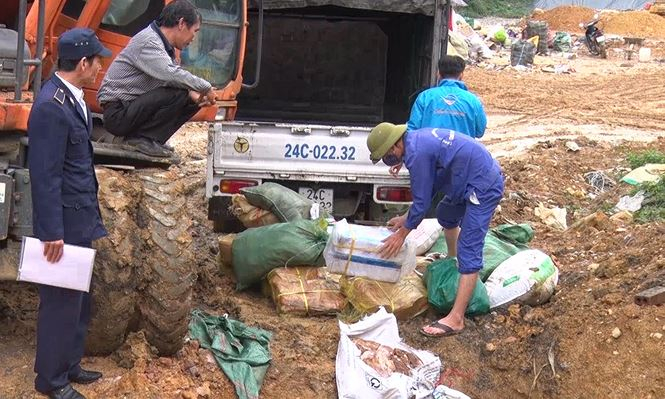 Lực lượng chức năng tiến h&agrave;nh ti&ecirc;u hủy số h&agrave;ng lậu theo quy định.