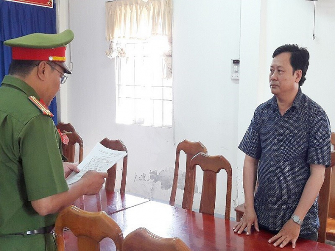 &Ocirc;ng Phạm Phương Đ&ocirc;ng nghe đọc lệnh bắt- Ảnh CTV.