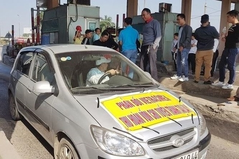 Xe d&aacute;n biểu ngữ phản đối trạm thu ph&iacute; BOT Bắc Thăng Long - Nội B&agrave;i.