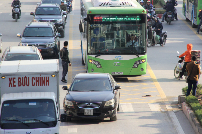C&aacute;c phương tiện c&aacute; nh&acirc;n lấn l&agrave;n xe bu&yacute;t BRT sẽ bị xử l&yacute; nghi&ecirc;m.