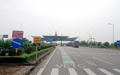 L&agrave;n thu ph&iacute; tự động tại một trạm thu ph&iacute; BOT đường bộ Ảnh: Phạm Thanh.