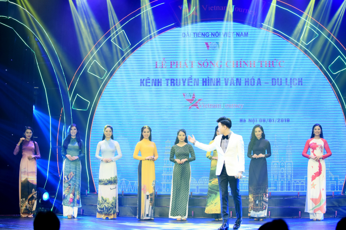 C&aacute;c người đẹp tr&igrave;nh diễn trong tiết mục của ca sĩ Vũ Thắng Lợi.