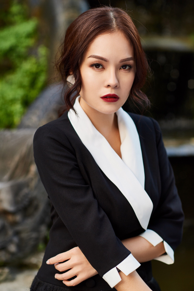 Dương Cẩm Lynh vắt kiệt sức chạy show