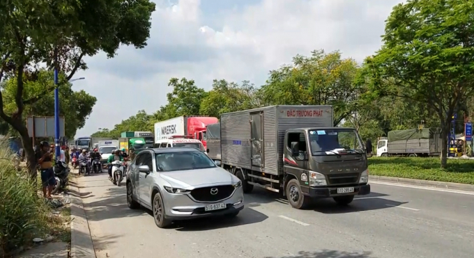 Giao th&ocirc;ng qua khu vực &ugrave;n ứ nghi&ecirc;m trọng (Ảnh: Nguyễn Hảo)