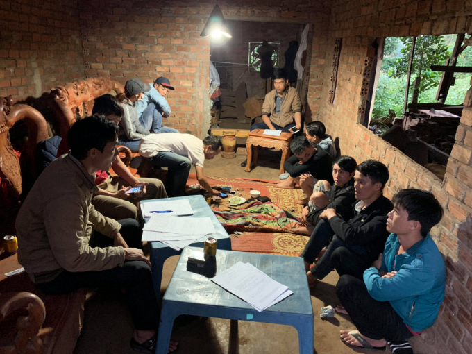 5&nbsp;nghi can (b&ecirc;n phải) bị cảnh s&aacute;t bắt quả tang đang đ&aacute;nh bạc bằng h&igrave;nh thức x&oacute;c đĩa.