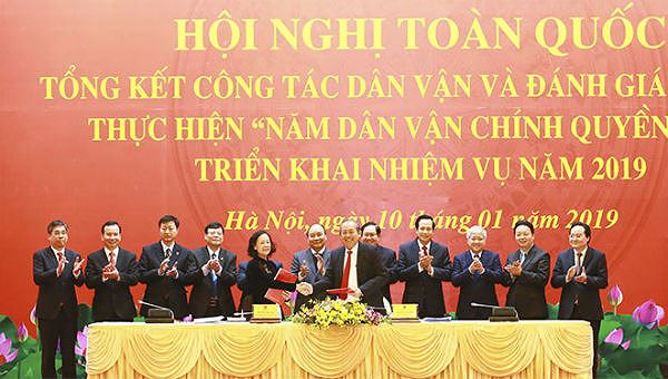 Ph&oacute; Thủ tướng Thường trực Trương H&ograve;a B&igrave;nh v&agrave; Trưởng ban D&acirc;n vận T.Ư Trương Thị Mai đ&atilde; k&yacute; kết kế hoạch phối hợp thực hiện Năm d&acirc;n vận ch&iacute;nh quyền 2019 giữa Ban C&aacute;n sự Đảng Ch&iacute;nh phủ v&agrave; Ban D&acirc;n vận T.Ư