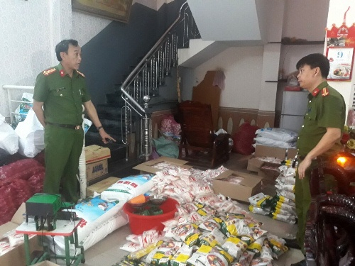 C&ocirc;ng an TP Đ&agrave; Nẵng ph&aacute;t hiện cơ sở sản xuất hơn 1.200 g&oacute;i hạt n&ecirc;m v&agrave; bột ngọt l&agrave;m giả.