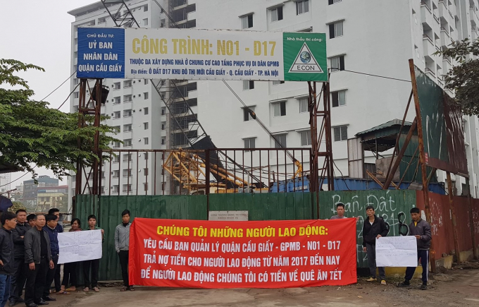S&aacute;ng 11/1/2019, h&agrave;ng loạt c&ocirc;ng nh&acirc;n thi c&ocirc;ng c&ocirc;ng tr&igrave;nh nh&agrave; TĐC N01- D17 Duy T&acirc;n (Cầu Giấy, H&agrave; Nội) đ&atilde; tập trung căng băng r&ocirc;n để đ&ograve;i quyền lợi.