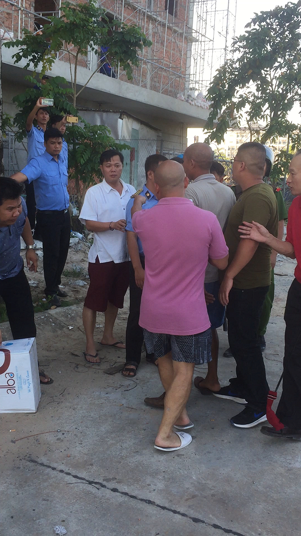 &Ocirc;ng L&ecirc; Quang Minh, Trưởng ph&ograve;ng T&agrave;i nguy&ecirc;n v&agrave; &nbsp;M&ocirc;i trường Ph&uacute; Quốc mặc &aacute;o trắng, quần đ&ugrave;i, đi d&eacute;p l&ecirc; tại hiện trường (H&igrave;nh cắt từ clip do bạn đọc cung cấp)