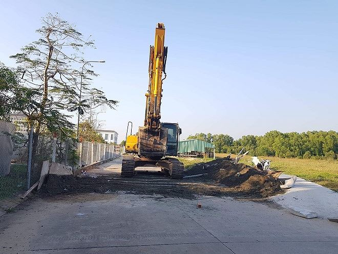 Chiếc m&aacute;y x&uacute;c của C&ocirc;ng ty Ch&iacute;n Ch&iacute;n N&uacute;i bỏ lại hiện trường.