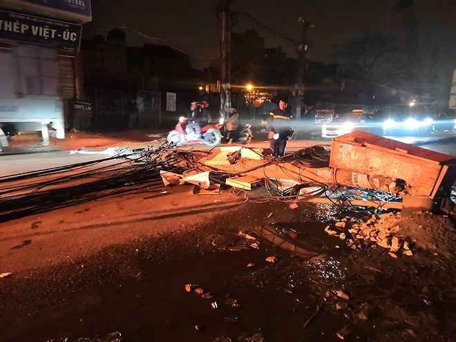 Nhiều phần c&aacute;p điện, b&ecirc; t&ocirc;ng từ cột điện vỡ vương khắp đường. Ảnh Thanh Ni&ecirc;n.