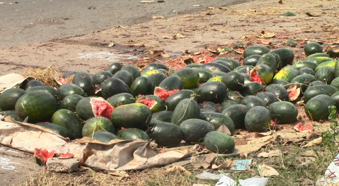 Nam thanh ni&ecirc;n đứng b&aacute;n dưa hấu đ&atilde; tử vong sau khi bị xe b&aacute;n tải t&ocirc;ng tr&uacute;ng, k&eacute;o l&ecirc; v&agrave; c&aacute;n qua người (Ảnh: H&agrave; Bắc)