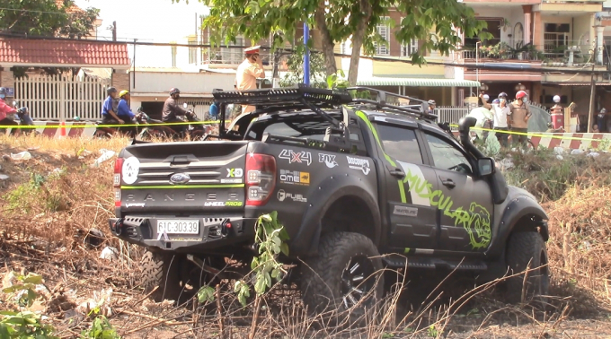 Chiếc xe b&aacute;n tải tại hiện trường (Ảnh: H&agrave; Bắc)